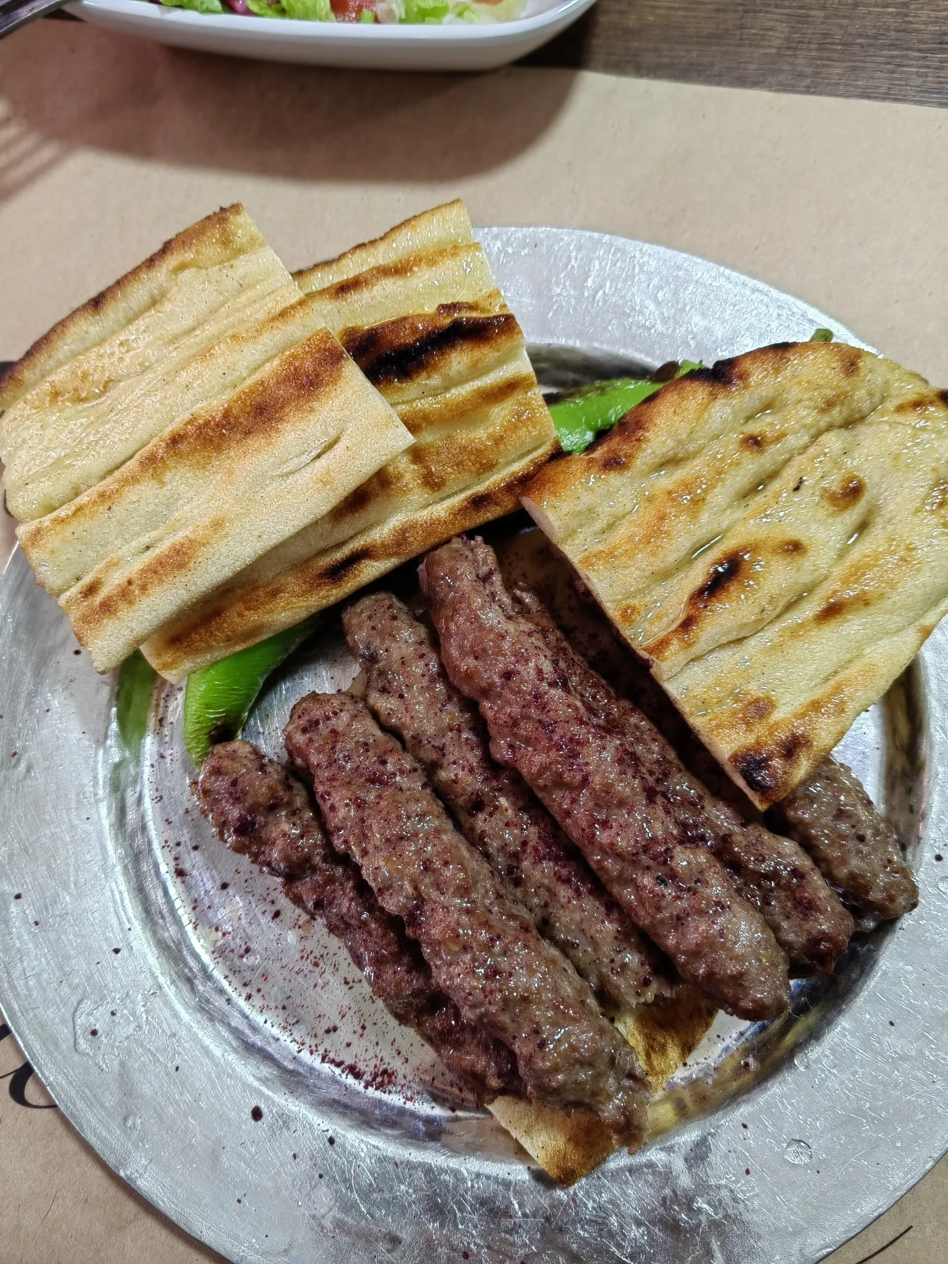 Kömür ateşinde pişmiş şiş köfte, pide ve közlenmiş biberle